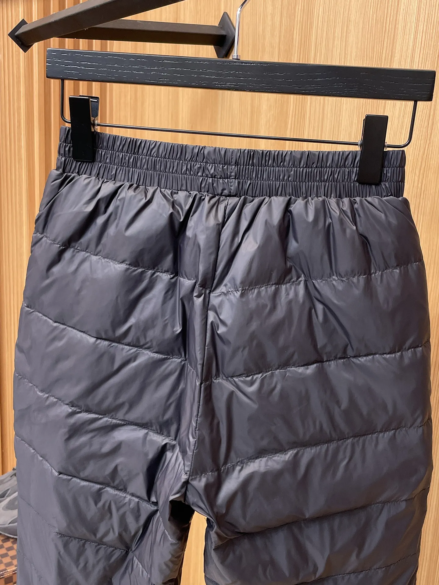 P490 Canada Goose 25 new autumn and winter products🆕Thickened warm down pants are here🌹Winter essential outdoor windproof, lockable and warm. Made of professional-grade outdoor windproof, waterproof and breathable fabric. Lining is filled with 90% white duck down. Lightweight design, lightweight and warm. Seamless gluing process on the inside. Made of light and gall-free velvet fabric to effectively prevent velvet running. Original hardware accessories. Classic logo matching. Simple and versatile. The upper body is stylish and not bulky. The style is the same for men and women! Size: M-3XL.